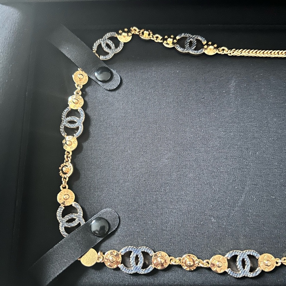 CHANEL fancy belt. Xs-S